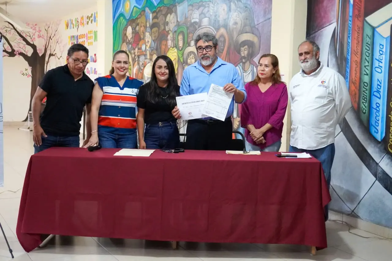 Gobierno Municipal entrega Reconocimiento al Mérito Literario 2025 al Mtro. Jesús Baldovinos Romero