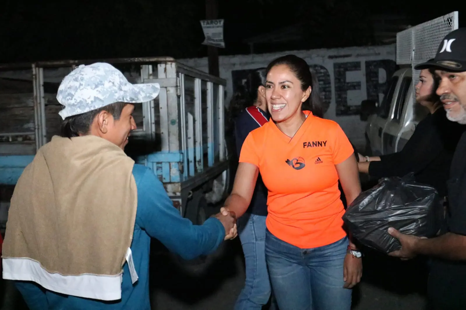 Gobierno Municipal entrega 350 despensas en apoyo a cortadores de limón