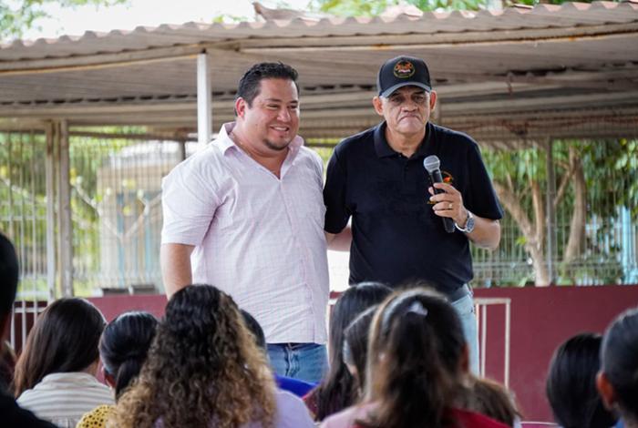 Gobierno municipal y Metamorfosis AC llevan conferencia a secundaria