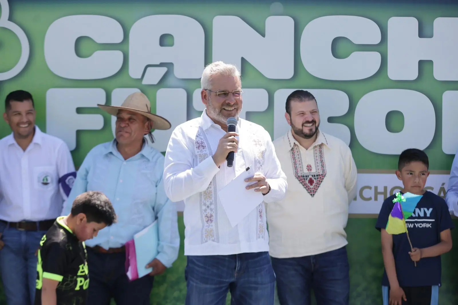 Goles para combatir la violencia en autogobierno de San Felipe de los Herreros; inaugura Bedolla cancha de futbol 7