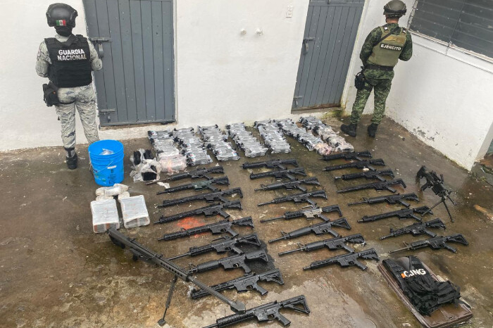 Golpe a cártel en Michoacán: Ejército y Guardia Nacional aseguran arsenal y equipo táctico