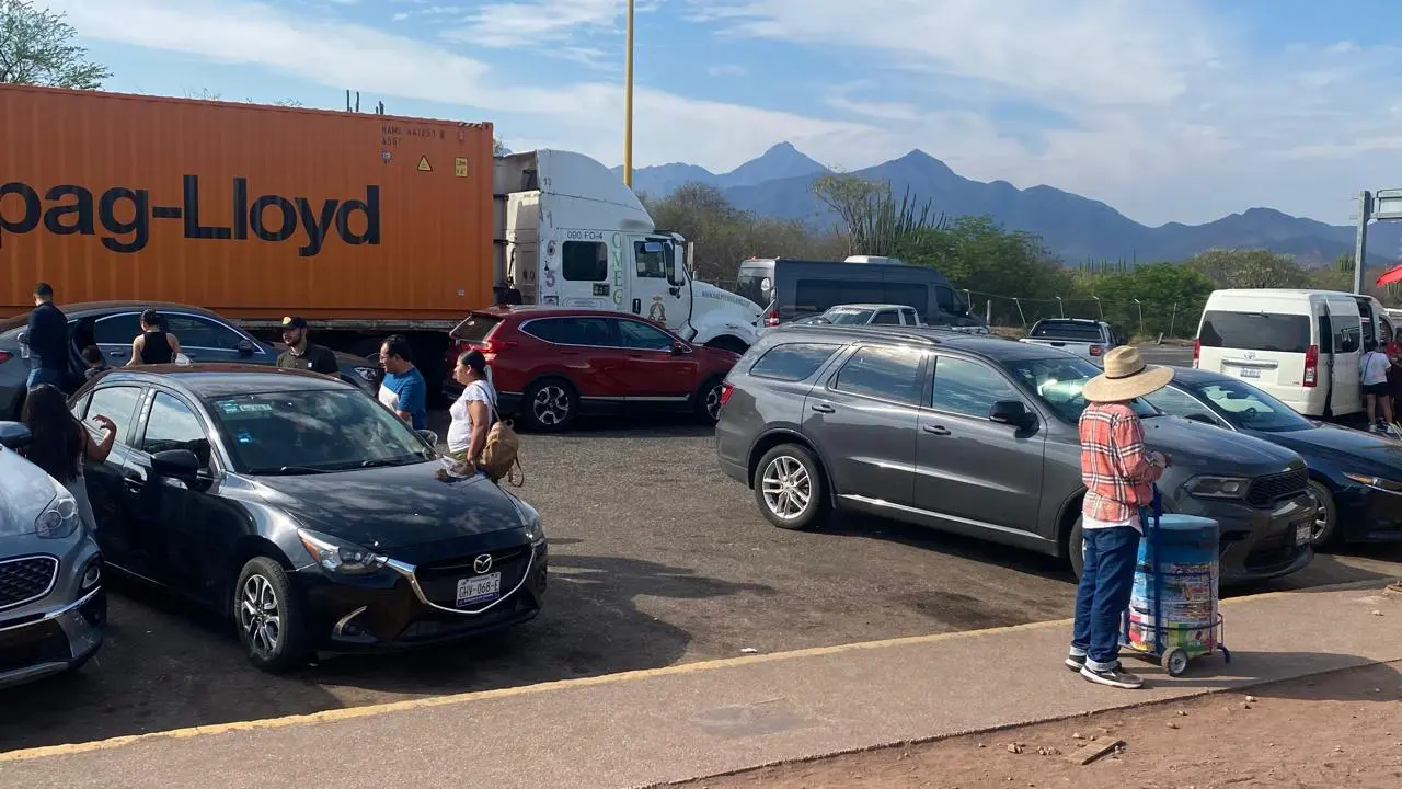 Gran afluencia de autos sobre la Siglo XXI en el último día de vacaciones