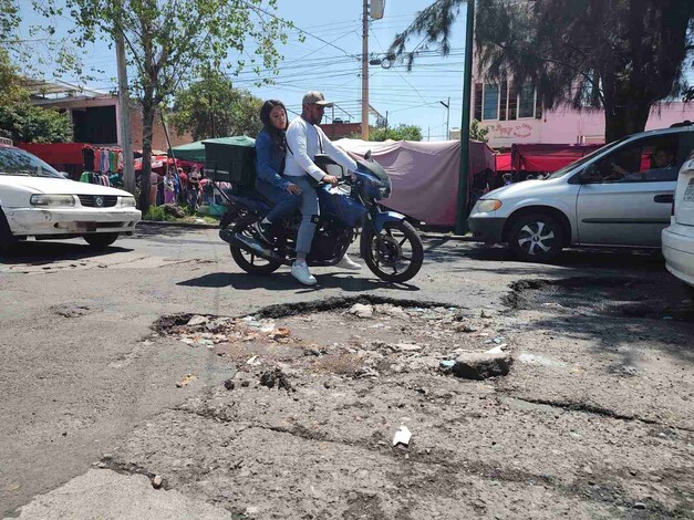 Gran cantidad de baches en avenida Pedregal provocan estancamiento vehicular