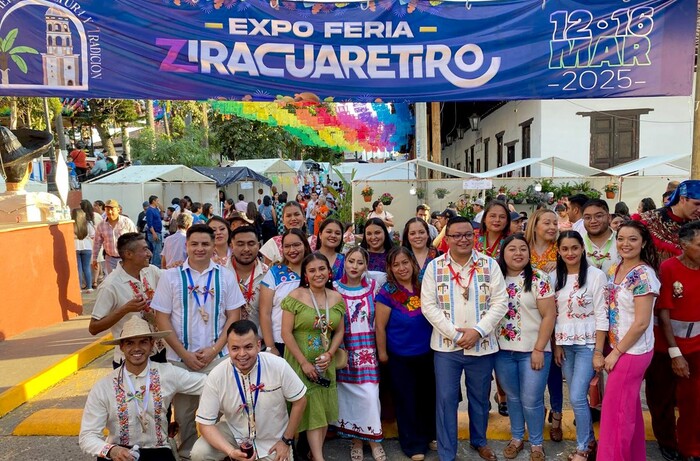 Gran colorido en inicio de Expoferia de Ziracuaretiro