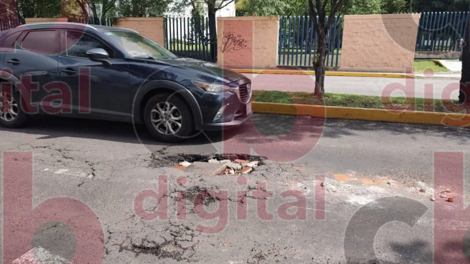 Grandes baches en Av. Universidad, ponen en riesgo a la población
