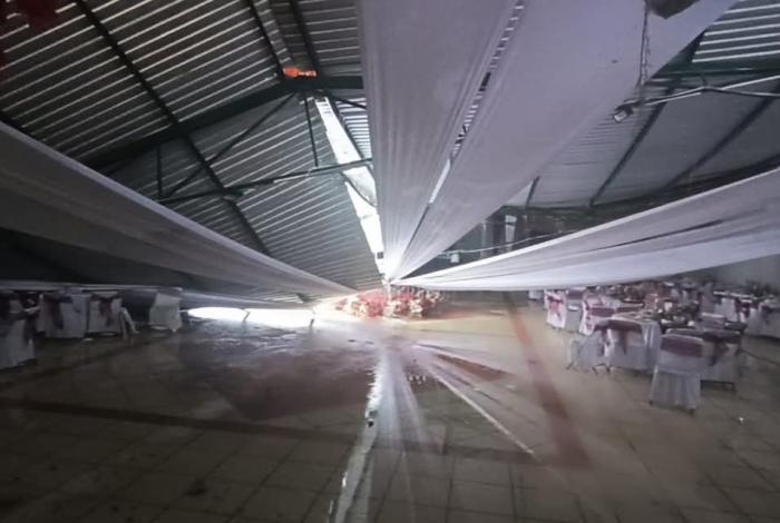 Granizada en Maravatío provoca el desplome de techumbre en salón Diamante