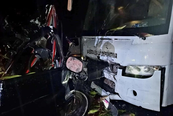 Grave choque entre autobús y camioneta en Uruapan