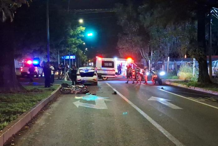 Graves dos motociclistas tras chocar contra un vehículo, en la colonia Morelos de Uruapan
