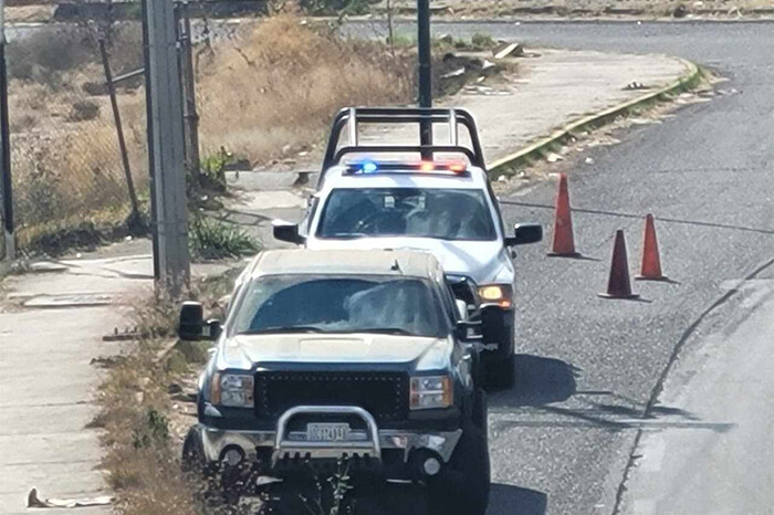 Guardia Civil recupera camioneta robada y detiene a 2 presuntos delincuentes, al norte de Morelia