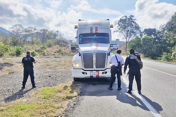 Guardia Civil recupera tractocamión robado en la Siglo XXI; delincuentes lo abandonaron