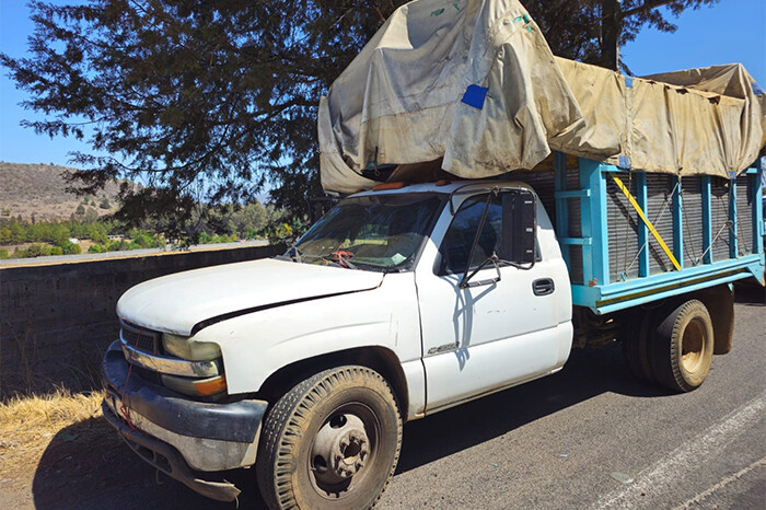 Guaria Civil halla camioneta robada y desvalijada a la orilla de la Pátzcuaro-Morelia