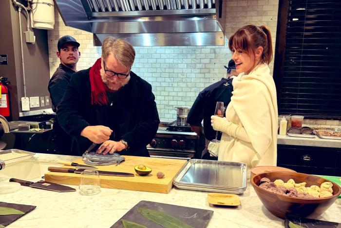 Guillermo del Toro hace tortillas y prepara tacos