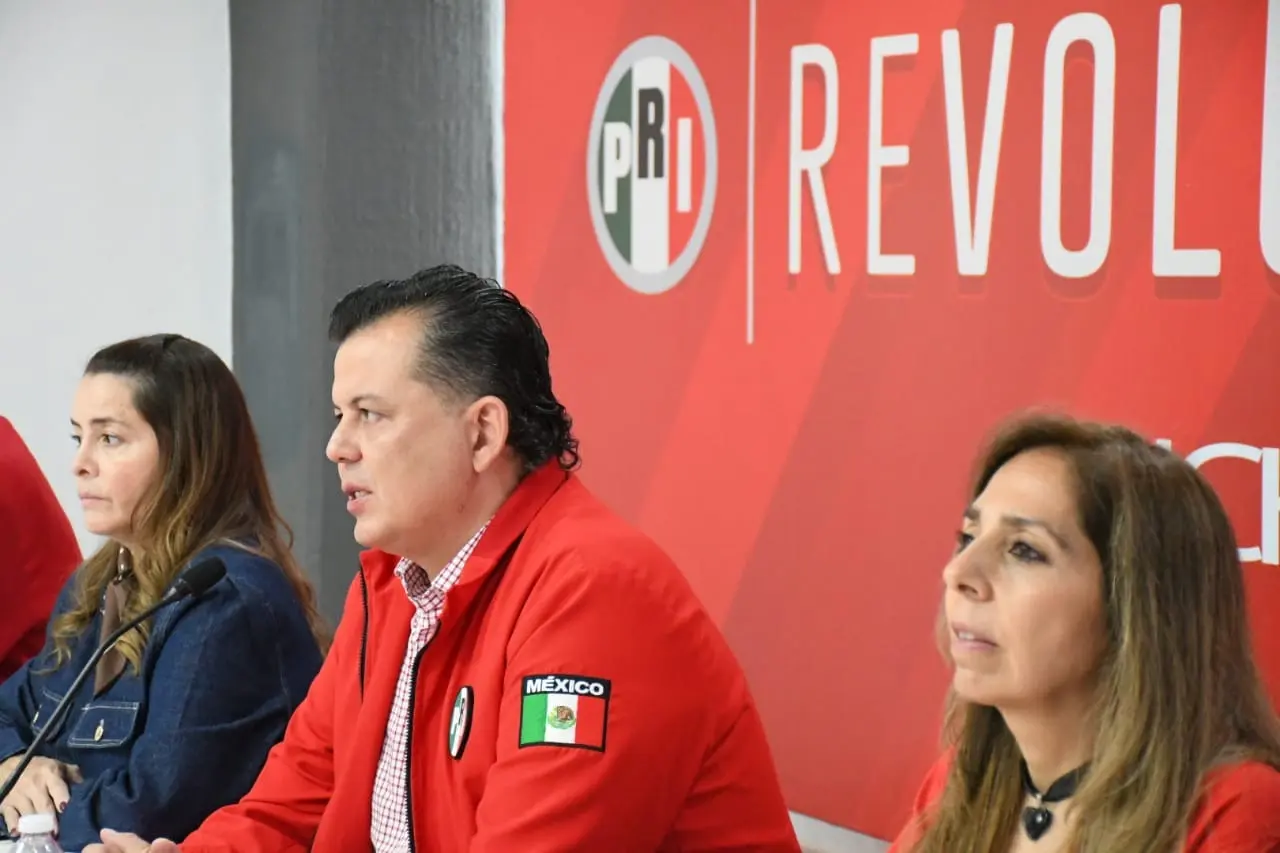 Guillermo Valencia declina aspiración a la FGE y confirma registro Carlos Torres Piña