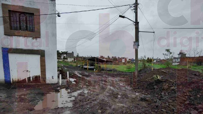 Habitantes de la Ampliación Gertrudis Sánchez despiertan con lodo y agua afuera de sus casas