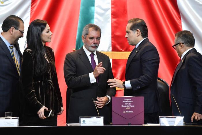 Hacienda entrega paquete económico 2027; estima crecimiento de 1.5 a 2.5%