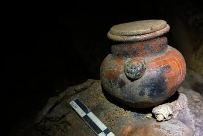 Hallan 179 piezas arqueológicas en 13 depósitos rituales prehispánicos dentro en Chiapas