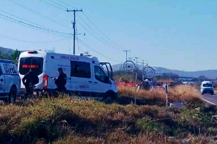 Hallan 2 jóvenes ejecutados a la orilla de la carretera libre Morelia-Salamanca, en Cuitzeo