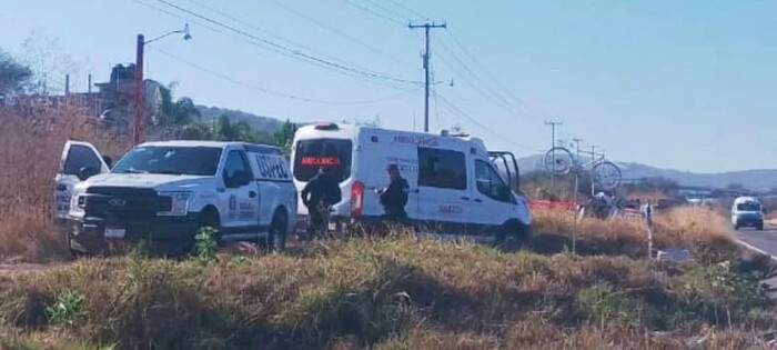 Hallan 2 jóvenes ejecutados a la orilla de la carretera libre Morelia-Salamanca