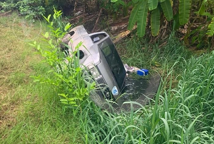 Hallan a dos hombres muertos dentro de camioneta volcada en Lázaro Cárdenas