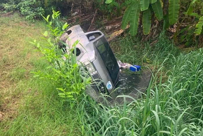 Hallan a dos hombres muertos dentro de camioneta volcada, en El Habillal