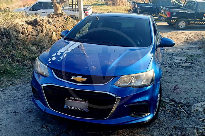 Hallan a hombre asesinado dentro de un Chevrolet Sonic en brecha al norte de Morelia