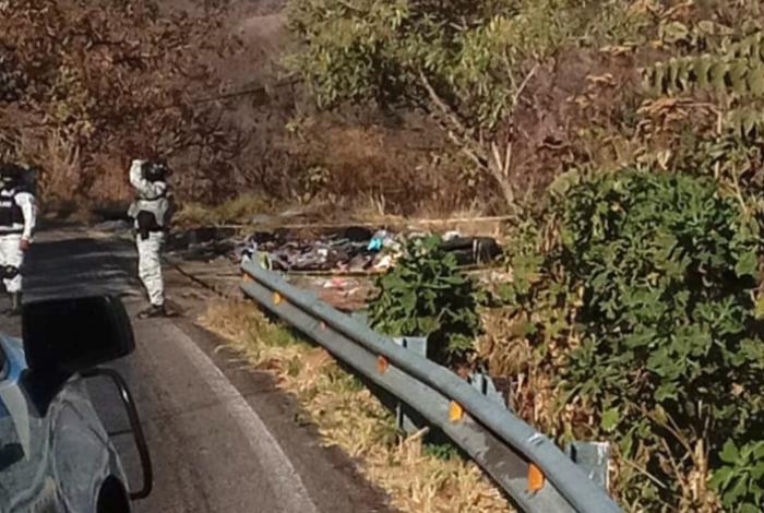 Hallan a hombre ejecutado en la carretera "libre" Uruapan-Lombardía; vestía uniforme de Megacable