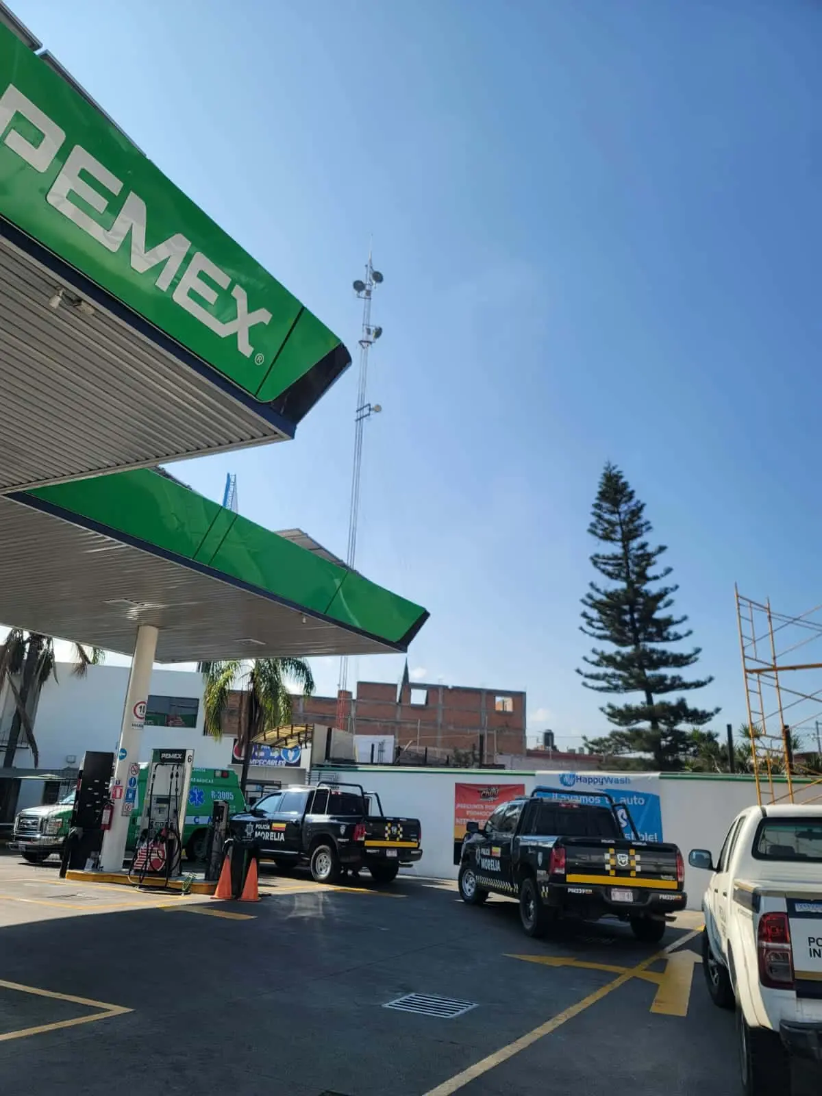 Hallan a hombre sin vida en baños de gasolinera