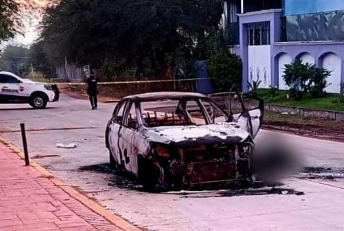 Hallan a persona calcinada junto a vehículo quemado en San Juan Benito Juárez, Cuitzeo