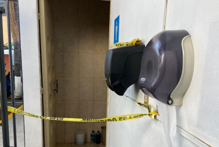 Hallan a sujeto muerto dentro de los baños de una gasolinera en Morelia