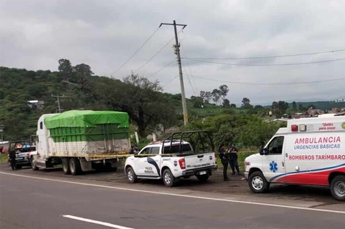 Hallan asesinado a chofer de tractocamión en Tarímbaro, estaba en el camarote