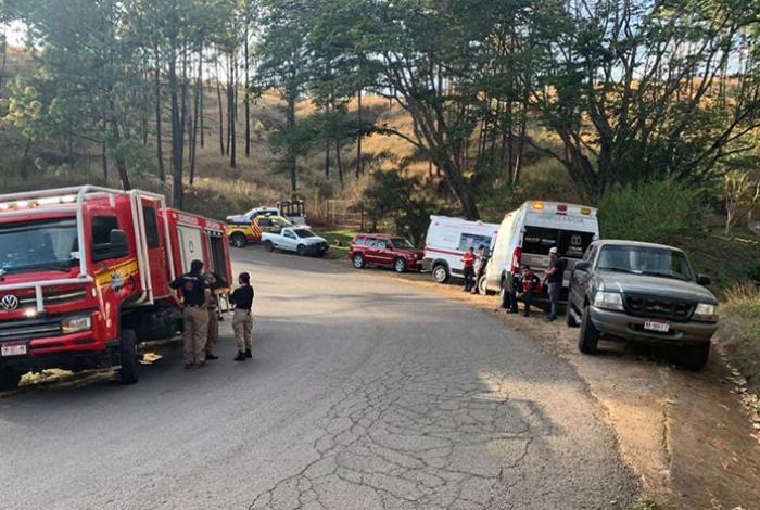 Hallan cadáver en una barranca sobre la carretera a El Sabino, al oriente de Uruapan