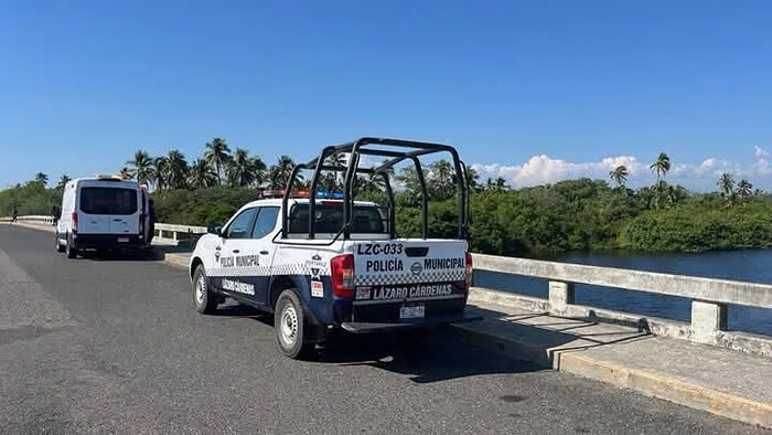 Hallan cadáver flotando en Barra de Santana, Lázaro Cárdenas