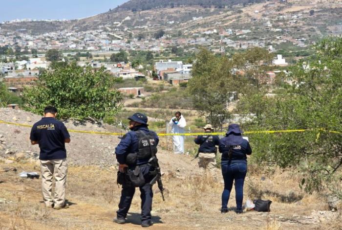 Hallan cadáver masculino parcialmente sepultado en los límites de Charo y Morelia