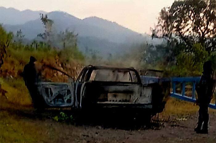 Hallan camioneta calcinada a un costado de la carretera Uruapan-Pátzcuaro