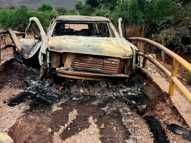 Hallan dos cadáveres calcinados dentro de Suburban blindada, estallada con explosivo improvisado terrestre en Las Bateas