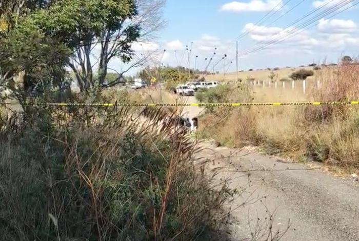 Hallan los cuerpos de tres hombres asesinados en una camioneta, cerca de la Morelia-Pátzcuaro