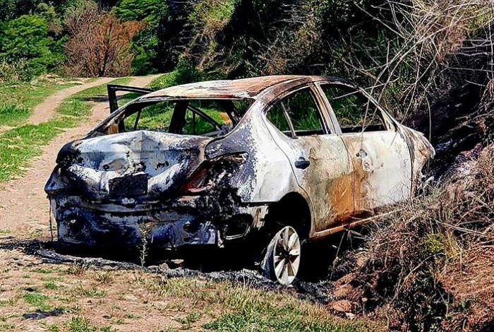 Hallan persona calcinada dentro de vehículo incendiado en Nocupétaro