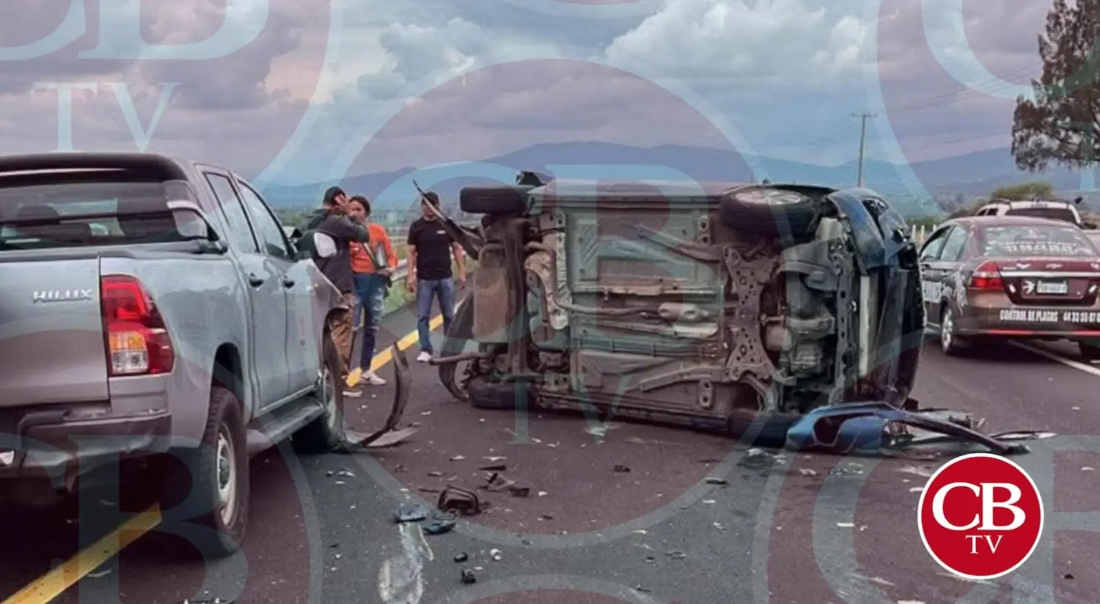 Hasta las patrullas de la GN le quieren ganar al tren en Pátzcuaro