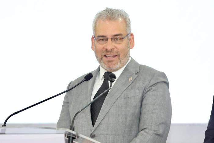 Hay personal suficiente para atender contingencias por lluvias: Bedolla