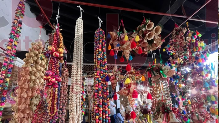 Hoja de palma y popote de trigo, materiales para elaboración de artesanías en Tzintzuntzan