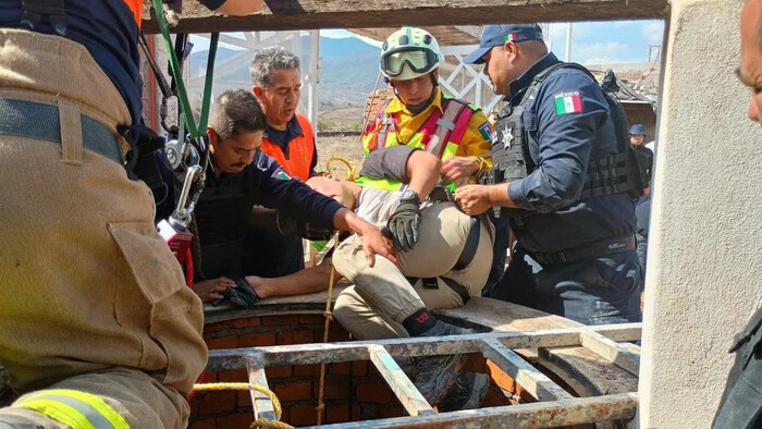 Hombre cae a pozo y bomberos lo rescatan, en La Estancia de Morelia