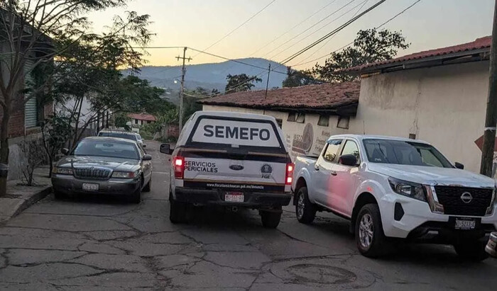 Hombre cae de poste al tratar de conectar juegos mecánicos a un poste y muere