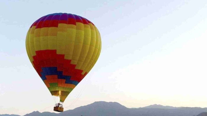 Hombre cae en pleno vuelo de un globo aerostático