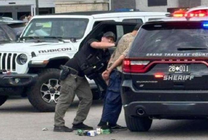 Hombre corre por pasillos de Walmart apuñalando a la gente en Míchigan; 11 heridos de gravedad