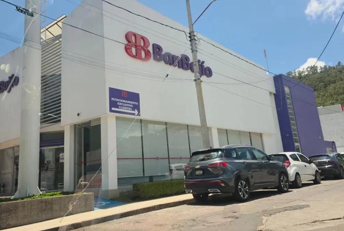 Hombre de negro asalta sucursal bancaria en Morelia