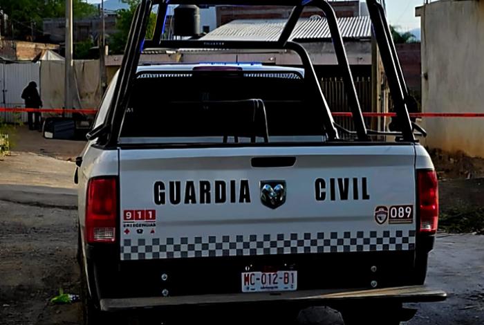 Hombre es atacado a balazos en el Centro de Apatzingán frente a la empresa Lala