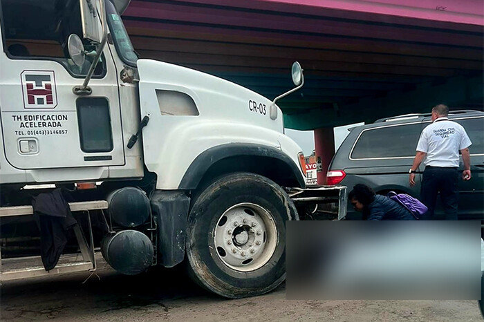 Hombre es atropellado por vehículo de carga en la salida a Charo, en Morelia; queda herido