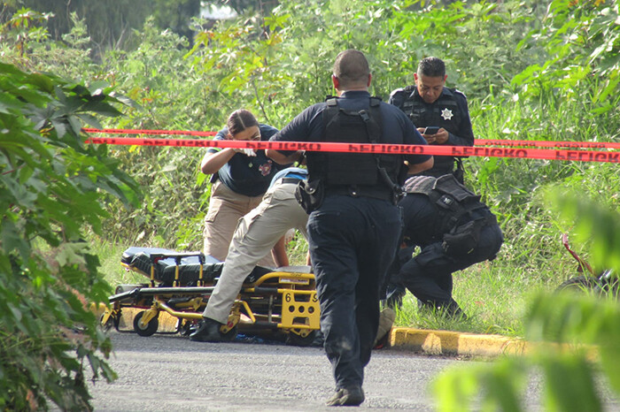 Hombre es baleado, se roba una moto para huir y choca, en Uruapan