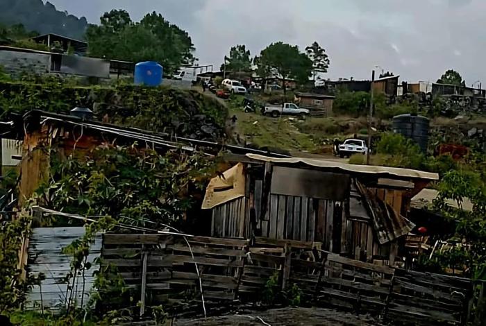 Hombre es ejecutado a balazos dentro de su domicilio en “El Zapien”, en Uruapan