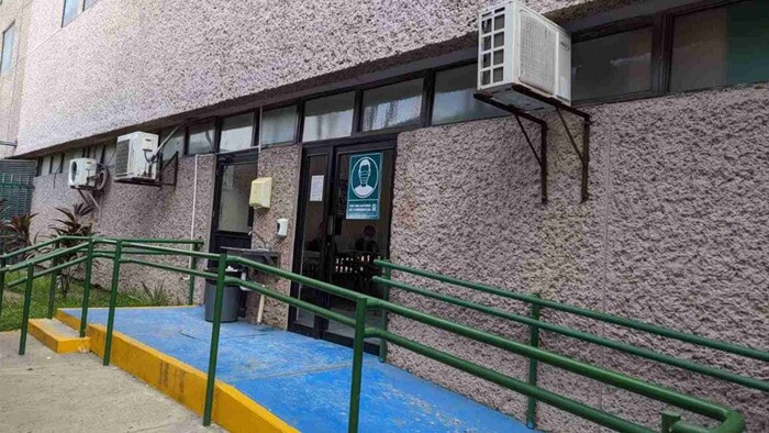 Hombre ingresa a hospital vestido de médico e inyecta veneno a paciente